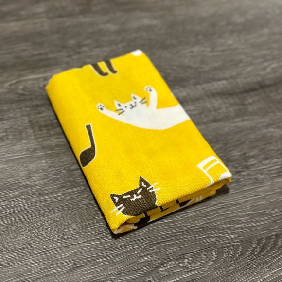 Kitten Cat Loves Music / Musical Face Towel ❘ Bath Towel ❘ Beach Towel (Yellow) - Picture 2 of 5